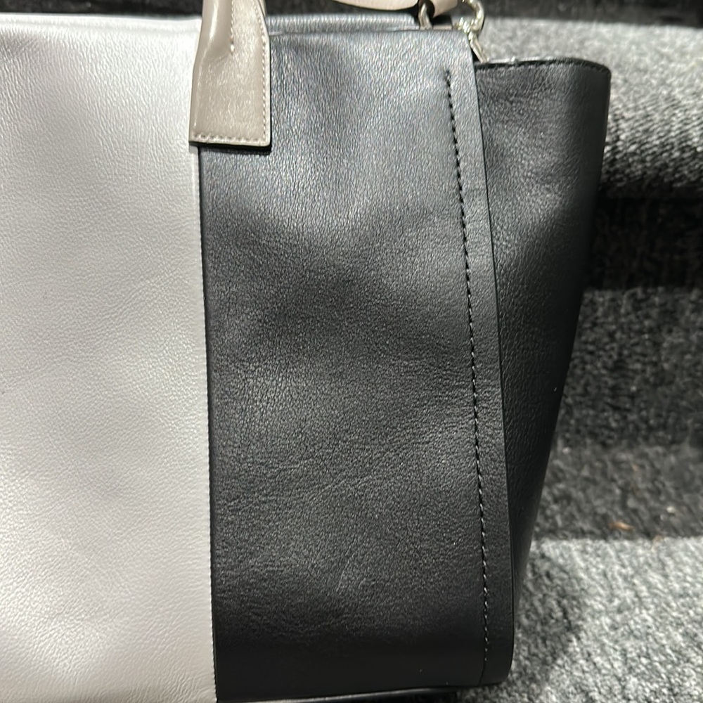 Leather Riley Coach tote bag. - Picture 16 of 17